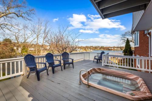 Waterfront 5 Bedroom Near BWI Annapolis Baltimore in Glen Burnie