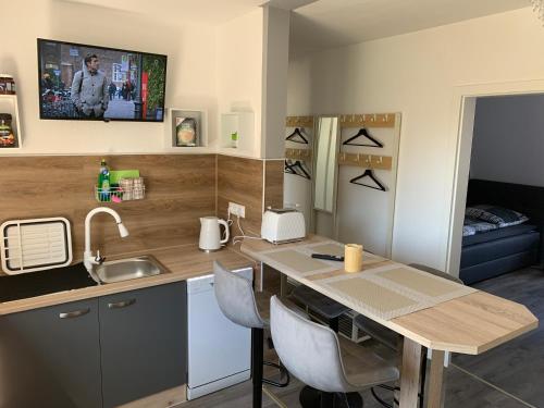 -Fewo Benz- Exklusive Ferienwohnung im Stadtzentrum von Wittenberge Modernes Ambiente, 3 Einzelzimmer für bis zu 6 Gäste - voll ausgestattet mit Waipu-TV und High-Speed-WLAN Bettwäsche und Handtücher inklusive!