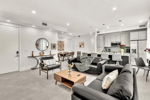 Modern 3BR W Pool Near Las Olas & Beach Roof Top in Fort Lauderdale, USA