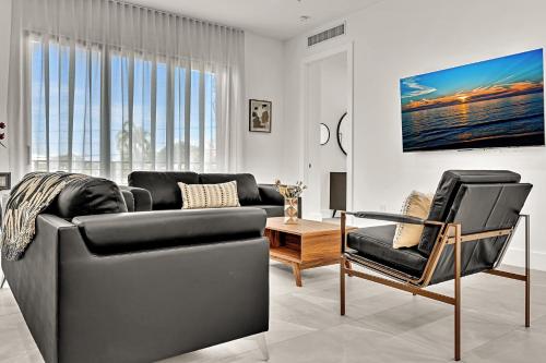 Modern 3BR W Pool Near Las Olas & Beach Roof Top in Fort Lauderdale, USA