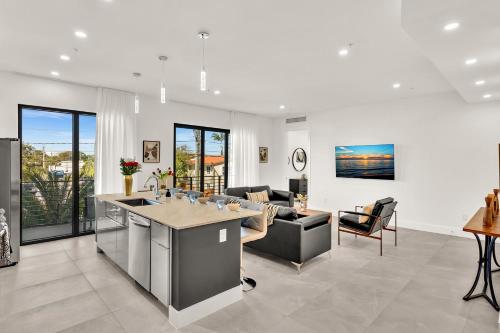 Modern 3BR W Pool Near Las Olas & Beach Roof Top in Fort Lauderdale, USA