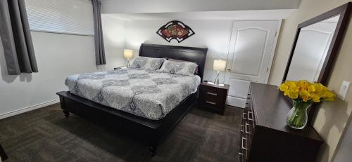 Comfy KING Bed, Large private Basement Suite, Smart TV in Penticton- city of PEACHES AND BEACHES in Penticton, Canada