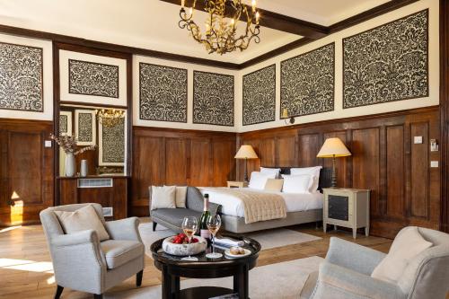 Chateau Les Oliviers de Salettes in Charols