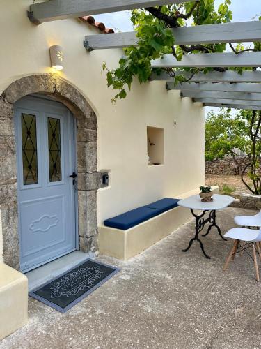 Elia Houses - Traditional House With Backyard