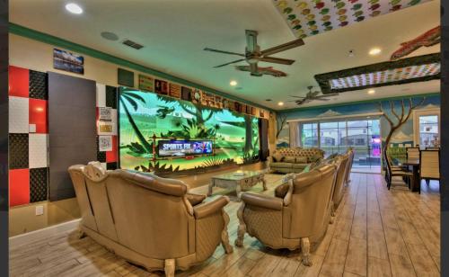 NEW! 14BR Disney-Area Resort with Bowling & Theater – khách sạn tại Kissimmee