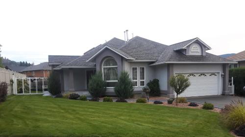 Comfy KING Bed, Large private Basement Suite, Smart TV in Penticton- city of PEACHES AND BEACHES in Penticton, Canada