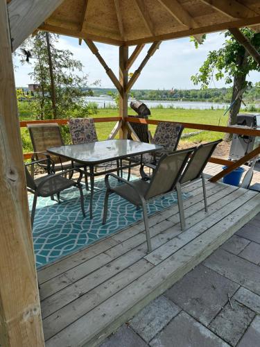 Duck Bay Waterfront Retreat