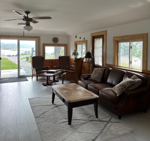 Duck Bay Waterfront Retreat