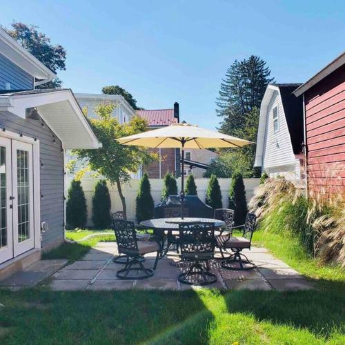 New 3b House in Saugerties Village 4 mins to HITs in Saugerties, USA
