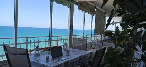 SUNSET ROOM AT FRONT BEACH - HABITACION EN LA PLAYA Piso privado