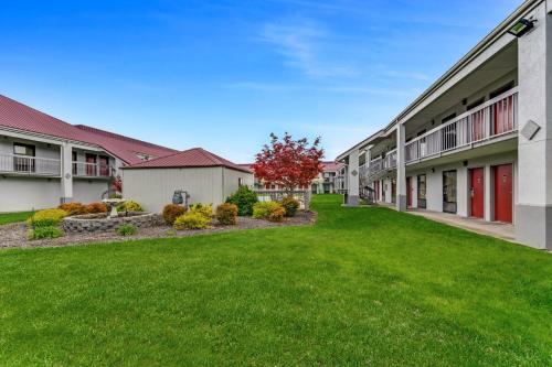 Red Roof Inn Kingsport - image 3