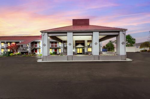 Red Roof Inn Kingsport - image 10