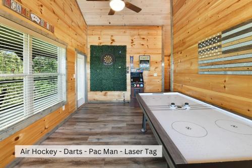 New Cabin With Mountain Views Hot Tub And Game Room in Sevierville, USA
