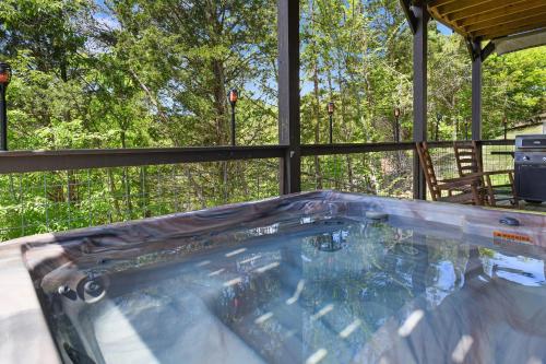 New Cabin With Mountain Views Hot Tub And Game Room in Sevierville, USA