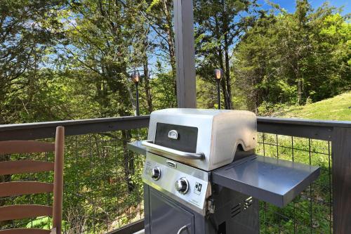 New Cabin With Mountain Views Hot Tub And Game Room in Sevierville, USA