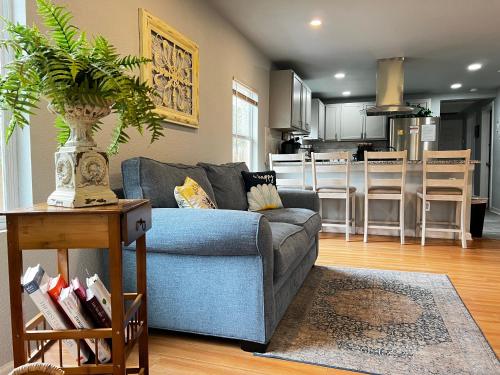 Boho Bliss- Cozy Private Room 2 Miles from Alamodome! in San Antonio, USA