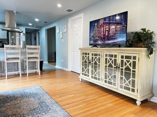 Boho Bliss- Cozy Private Room 2 Miles from Alamodome! in San Antonio, USA