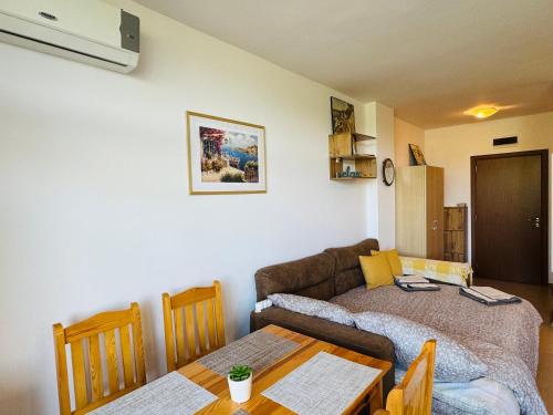 GRAND KAMELIA B 28 Large Studio Sunny Beach - image 3