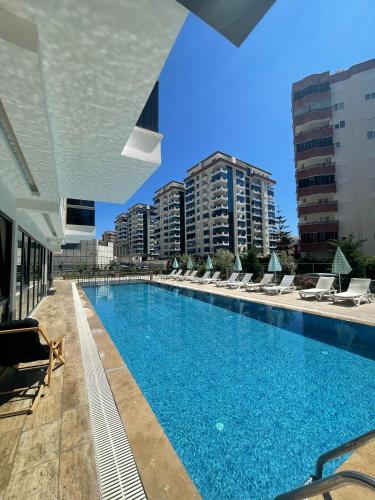 Apartment with Pool View