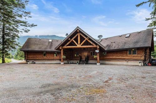 Opulent Oaks Chalet in Agassiz, Canada