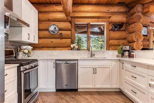 Opulent Oaks Chalet in Agassiz, Canada