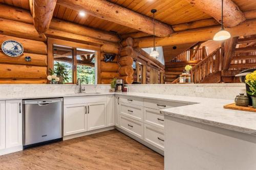 Opulent Oaks Chalet in Agassiz, Canada