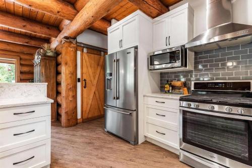 Opulent Oaks Chalet in Agassiz, Canada