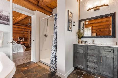 Opulent Oaks Chalet in Agassiz, Canada