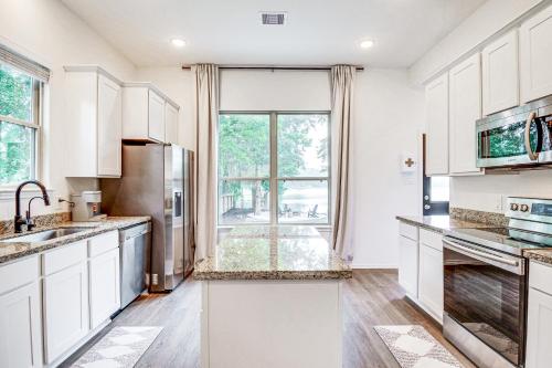Montgomery Home with Pond Access, Fire Pit and More! in Montgomery, USA