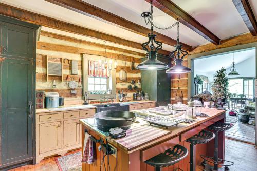 Spacious & Historic Cabin in New Haven w/ Pond! in Ņūhavena (MO)