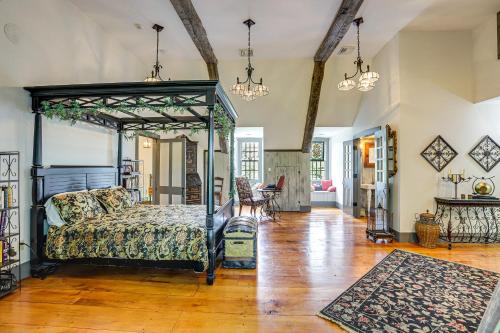Spacious & Historic Cabin in New Haven w/ Pond! in Ņūhavena (MO)