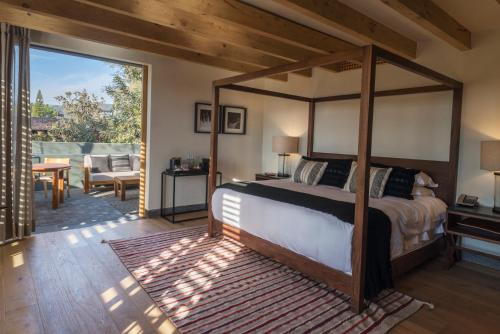La Casa Rodavento in Valle de Bravo, Mexico