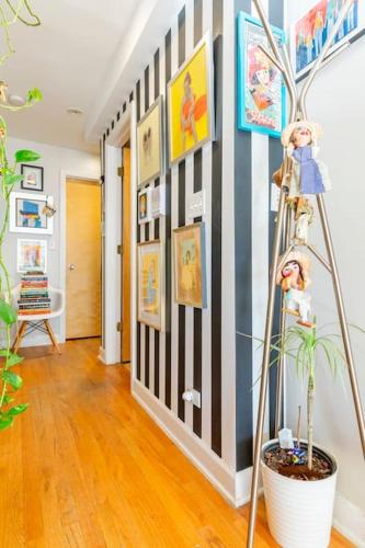 Sunny Character-Filled Apartment in Trendy Ukrainian Village in Chicago, USA