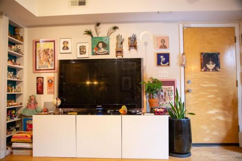 Sunny Character-Filled Apartment in Trendy Ukrainian Village in Chicago, USA