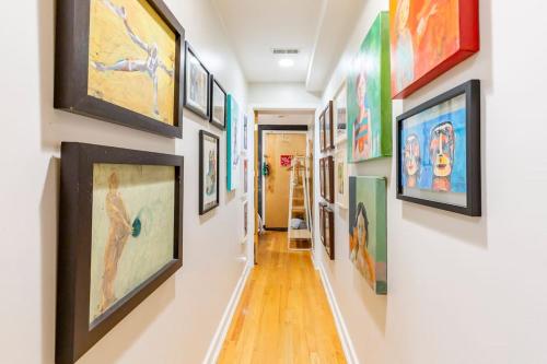 Sunny Character-Filled Apartment in Trendy Ukrainian Village in Chicago, USA