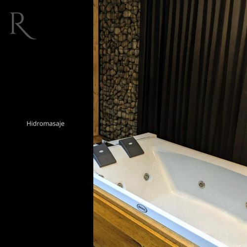 อ่างแช่น้ำร้อน, Roca Lodge in อลังกาซี