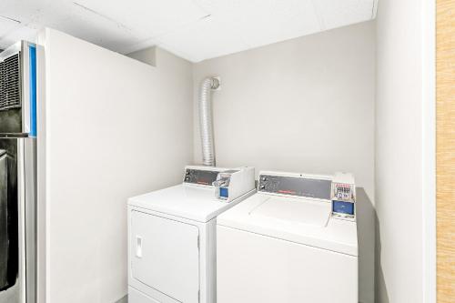 Comfort Suites East - image 11