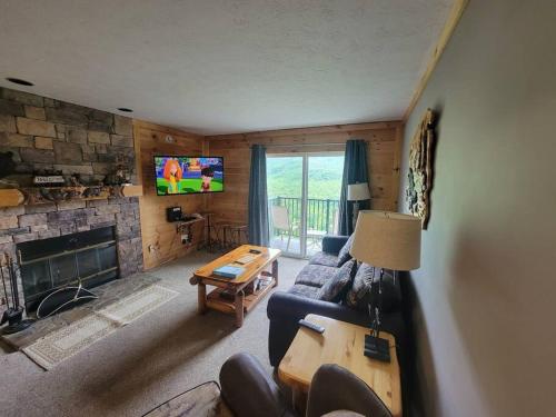 Eagles View, Luxury living Amazing Mtn Views! indoor pool & spa in Gatlinburg, USA