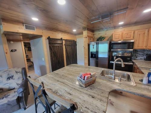 Eagles View, Luxury living Amazing Mtn Views! indoor pool & spa in Gatlinburg, USA