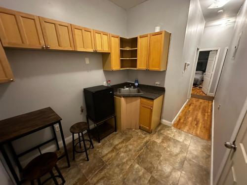 Kitchen, Cozy Townhouse in Manhattan in Harlem