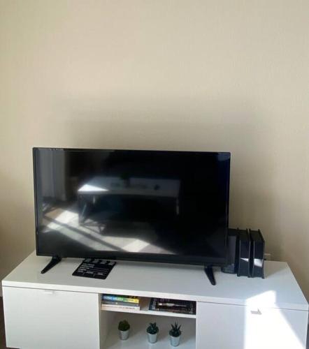 MDR 1bd/1ba escape, pool-view, spa, gym & parking! in Los Angeles, USA