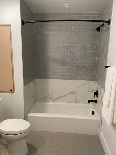 MDR 1bd/1ba escape, pool-view, spa, gym & parking! in Los Angeles, USA