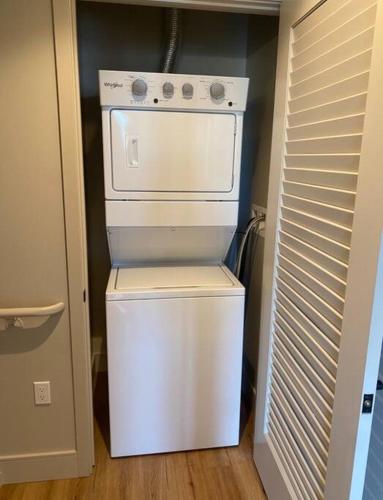 MDR 1bd/1ba escape, pool-view, spa, gym & parking! in Los Angeles, USA