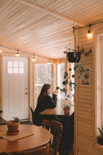 Koplietošanas atpūtas telpa ar TV, Auberge Yoga Salamandre in Foster (QC)