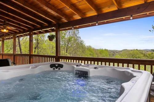 Charley Brown Cabin in Cherry Log, USA