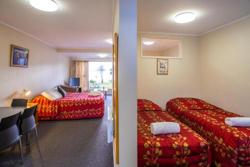 1 queen bed, 3 twin beds