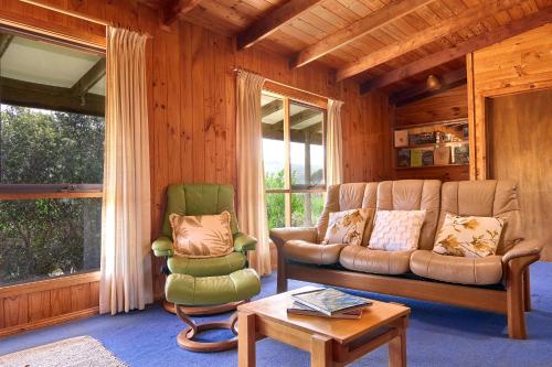 Rustic by the sea ~ a timeless holiday retreat!