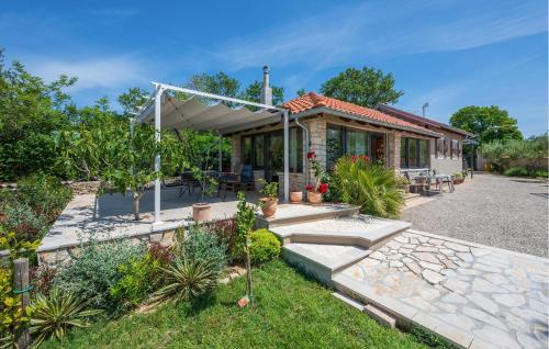 1 Bedroom Awesome Home In Peroj