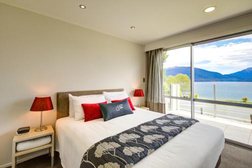 1 king bed, 3 twin beds