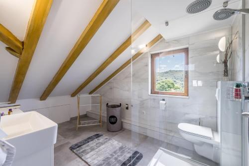 Three-Bedroom Apartment with Terrace and Sea View image 10